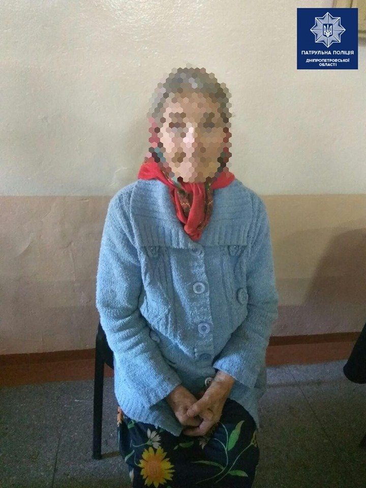 В Днепре полицейские помогли пожилой женщине с потерей памяти попасть домой В Днепре полицейские помогли пожилой женщине с потерей памяти попасть домой