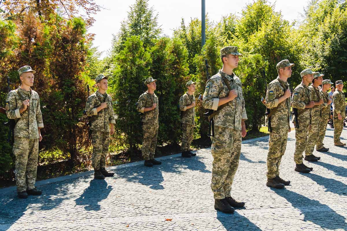 Военнослужащие почтили память воинов залпом Военнослужащие почтили память воинов залпом