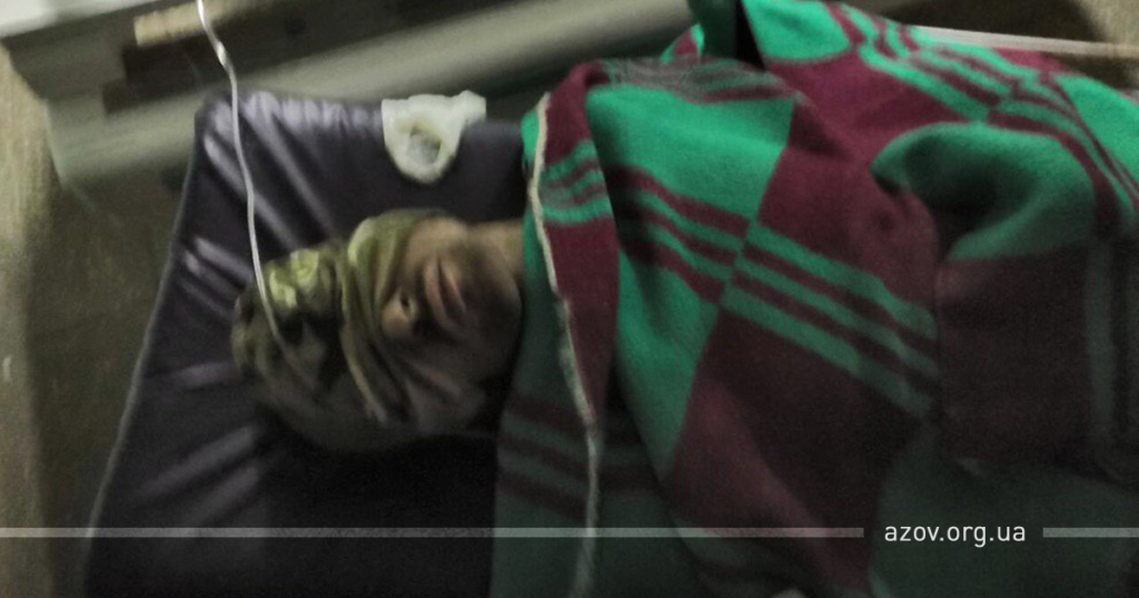 Украинские военные оказали пленному помощь Украинские военные оказали пленному помощь