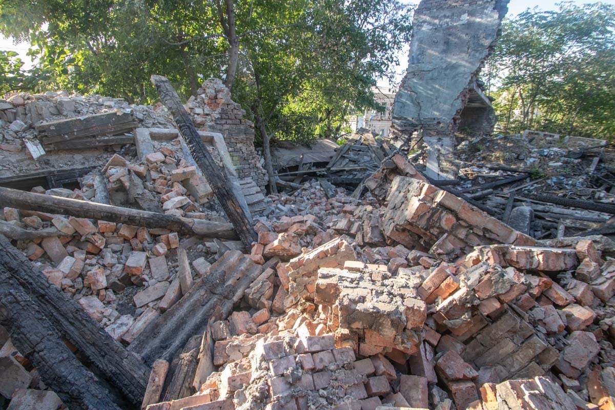 Теперь тут руины