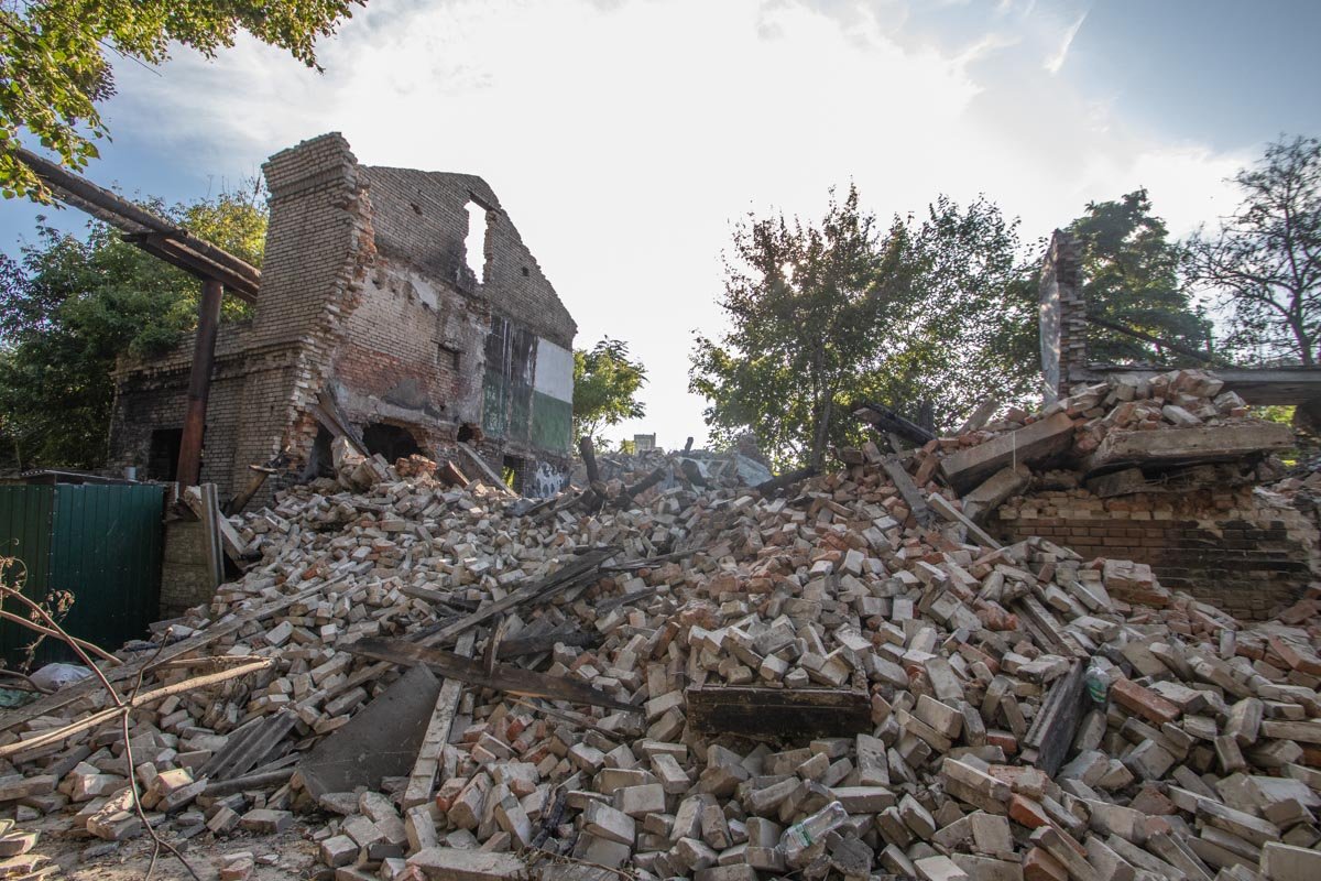 Кирпичи разбросаны повсюду