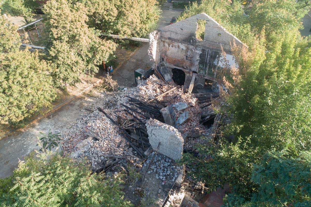 Находится рядом с жилыми домами