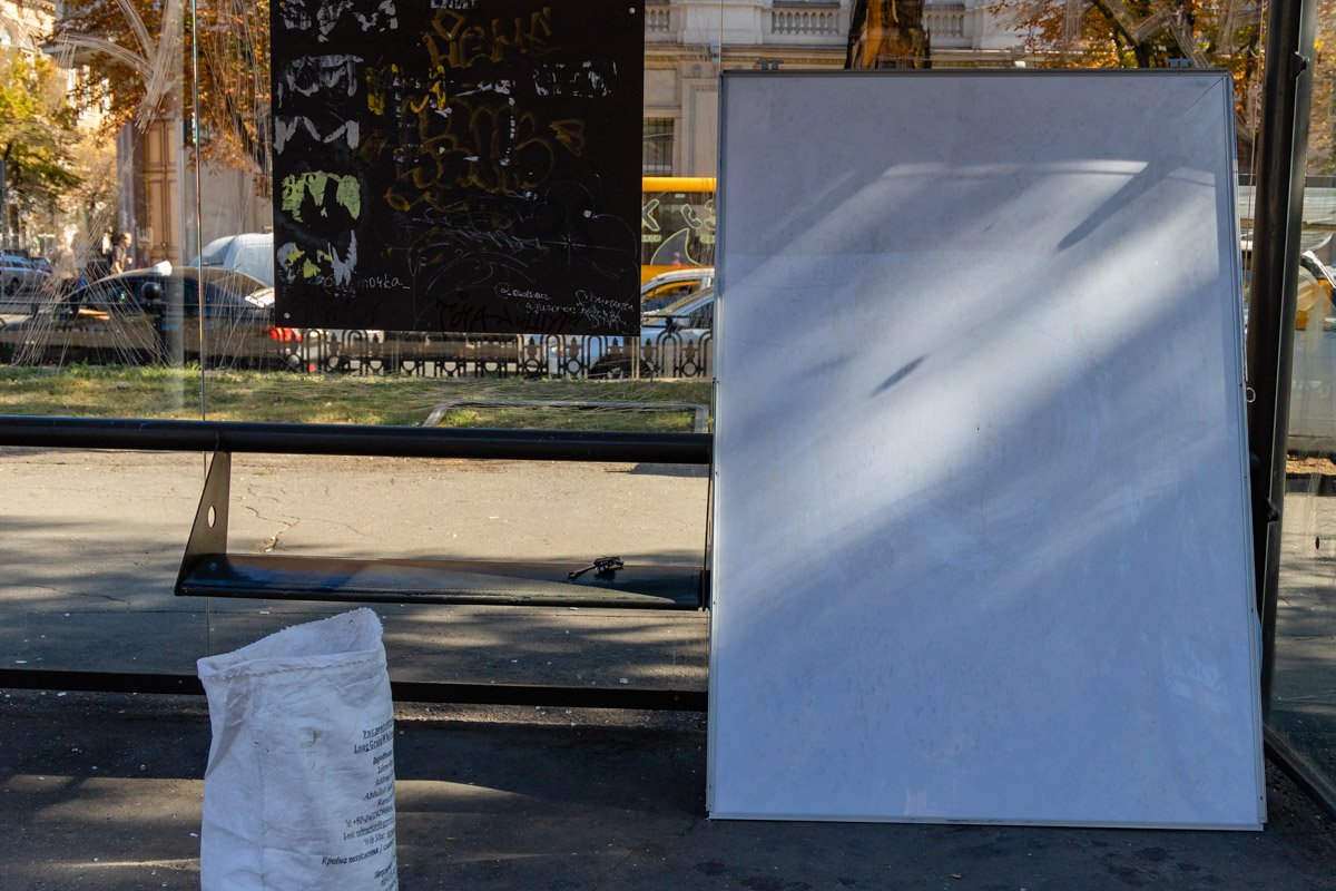 Судя по всему стекло упало без посторонней помощи