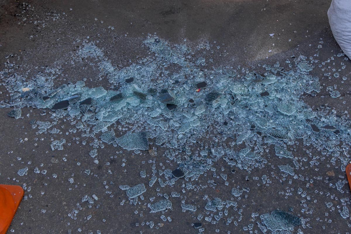 Витрина разбилась на мелкие кусочки