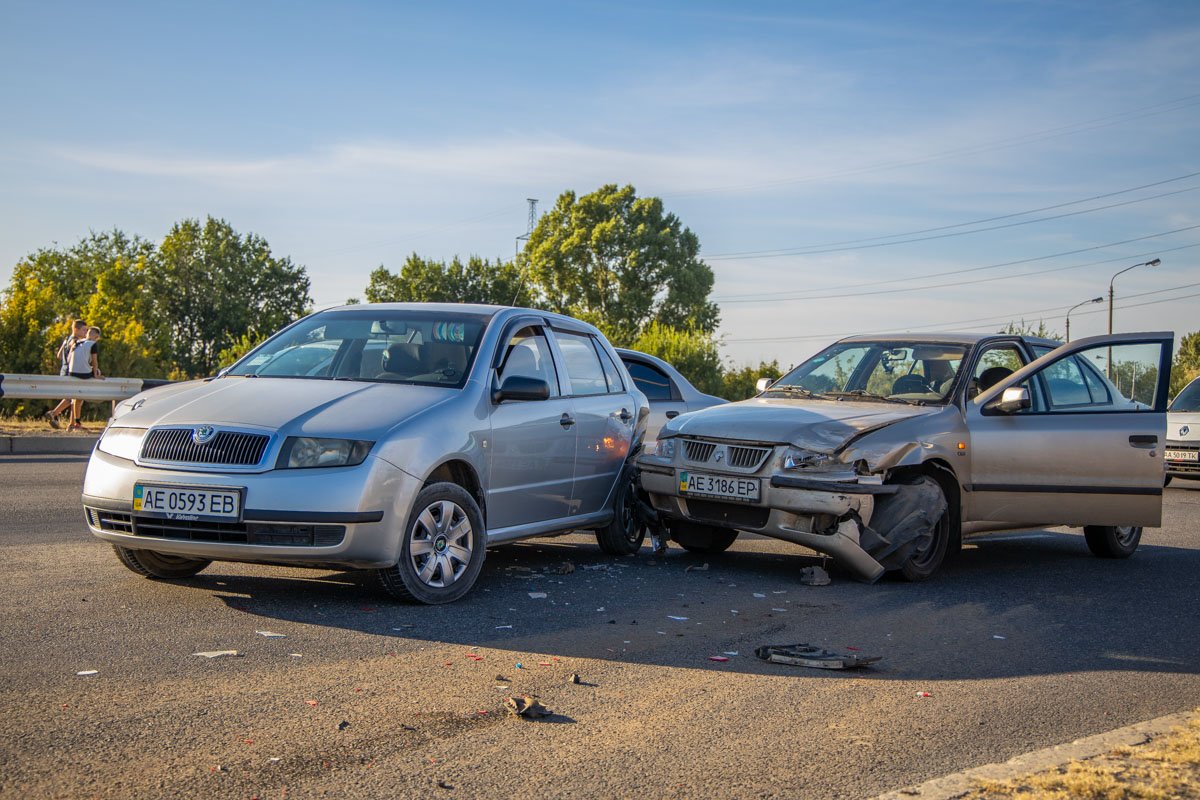 В Днепре на Кайдакском мосту столкнулись 3 авто: образовалась пробка 1