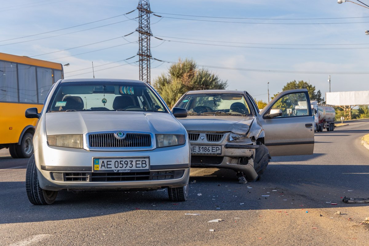 В Днепре на Кайдакском мосту столкнулись 3 авто: образовалась пробка 2