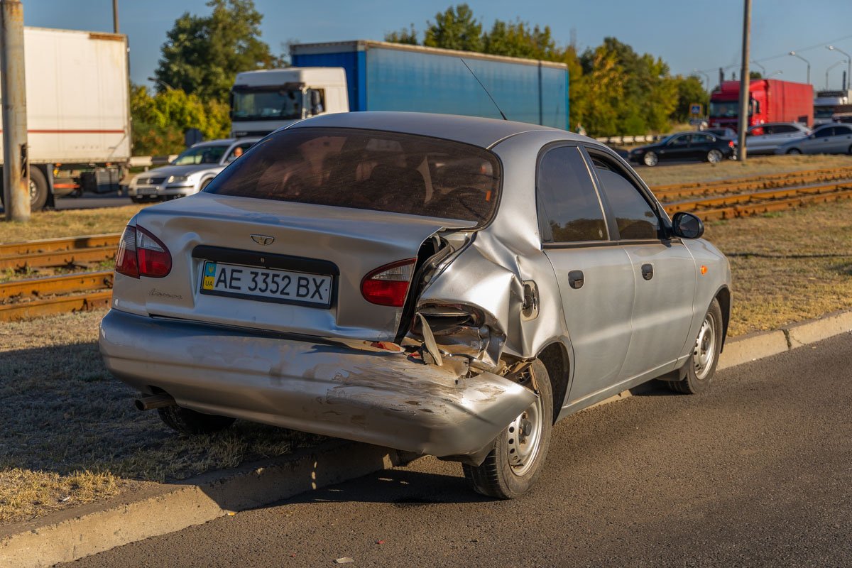 В Днепре на Кайдакском мосту столкнулись 3 авто: образовалась пробка 3