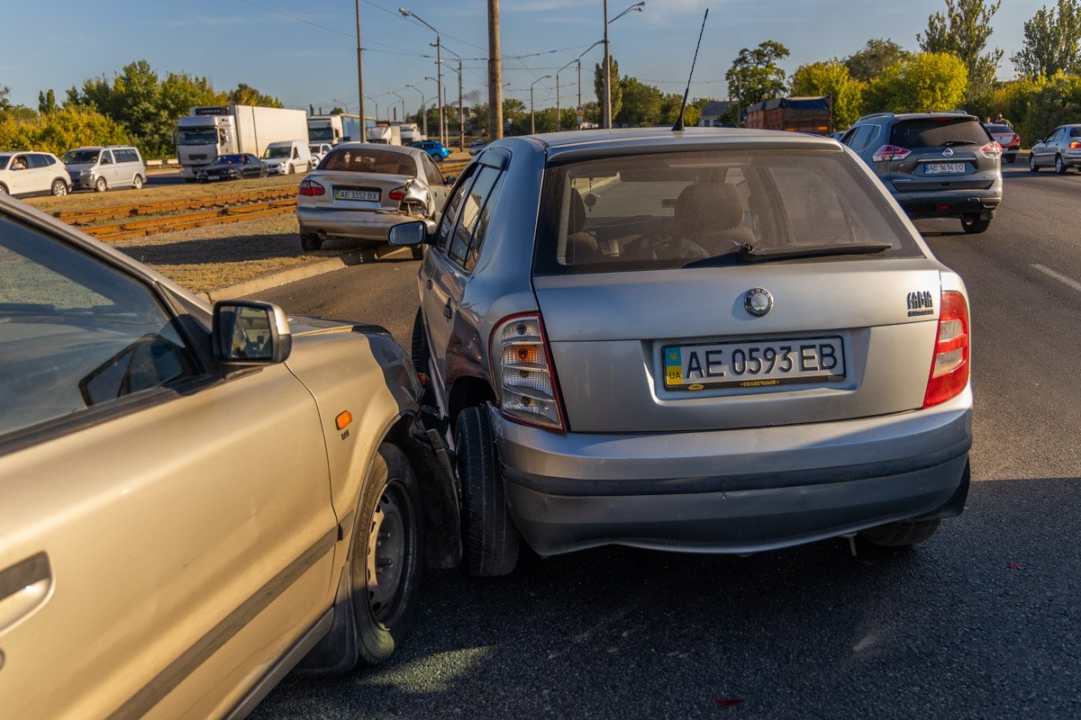 В Днепре на Кайдакском мосту столкнулись 3 авто: образовалась пробка 4
