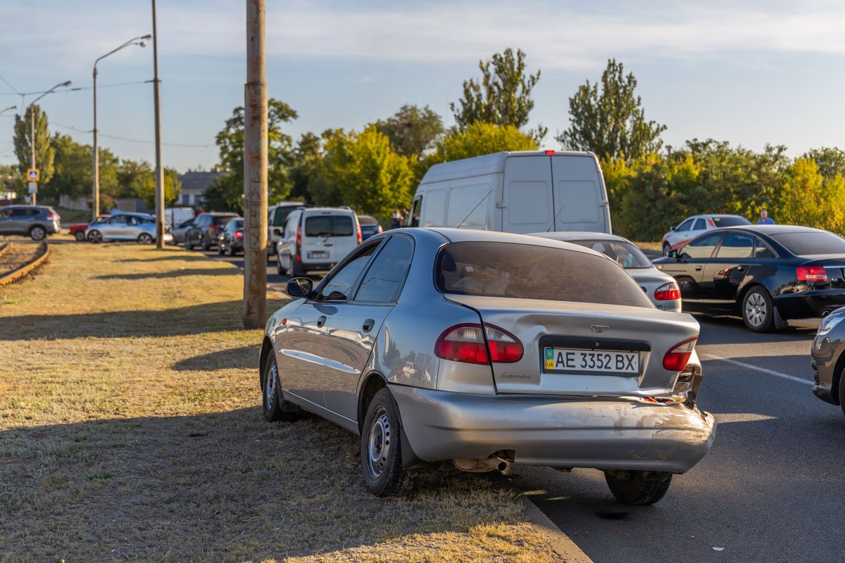 В Днепре на Кайдакском мосту столкнулись 3 авто: образовалась пробка 5
