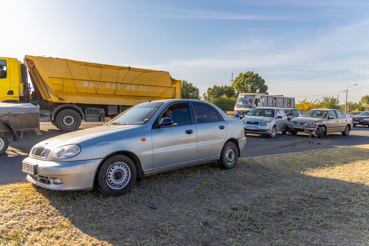 В Днепре на Кайдакском мосту столкнулись 3 авто: образовалась пробка 6