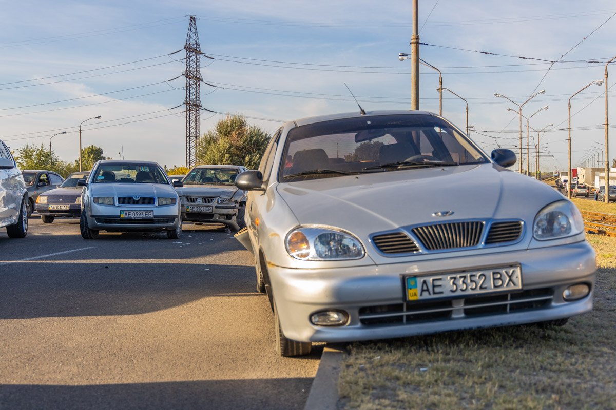 В Днепре на Кайдакском мосту столкнулись 3 авто: образовалась пробка 7