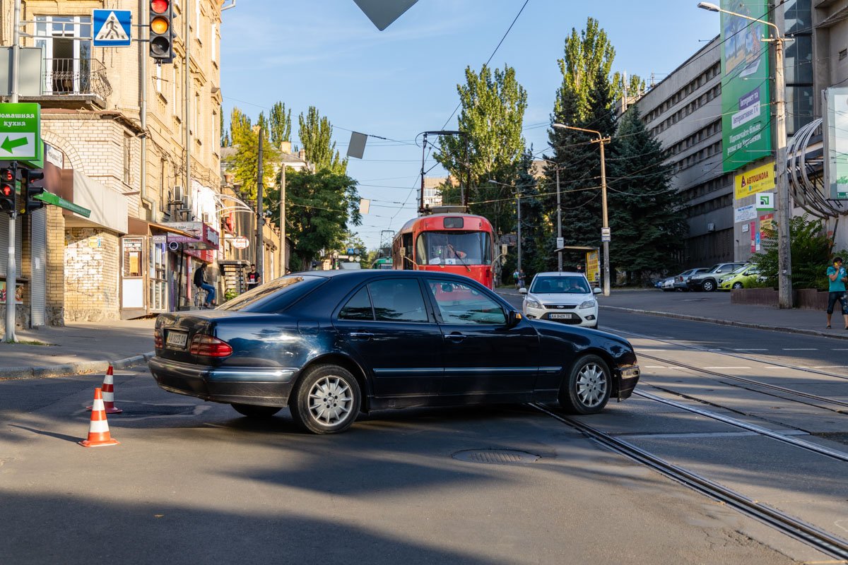 На перекрестке улиц Чернышевского и Жуковского возле входа в строительную академию случилось ДТП На перекрестке улиц Чернышевского и Жуковского возле входа в строительную академию случилось ДТП