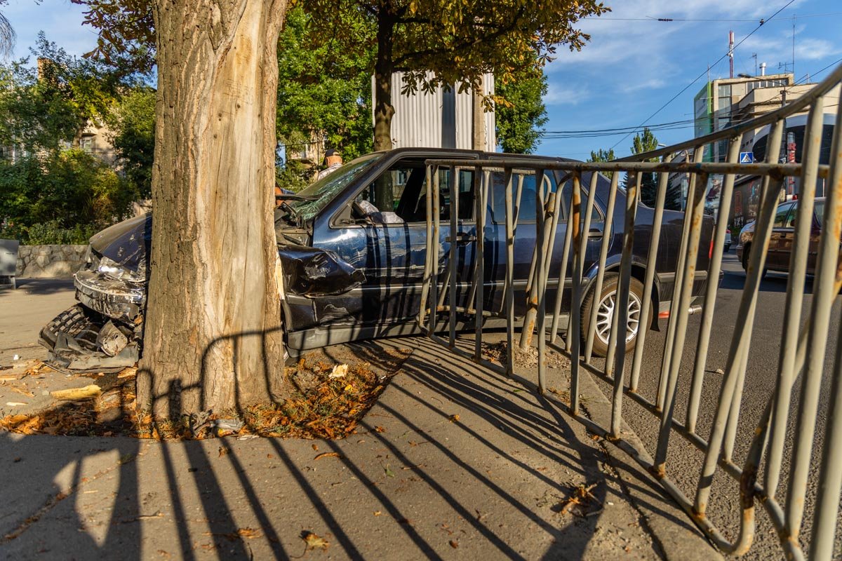 От удара Saab снес забор, вылетел на тротуар и врезался в дерево От удара Saab снес забор, вылетел на тротуар и врезался в дерево