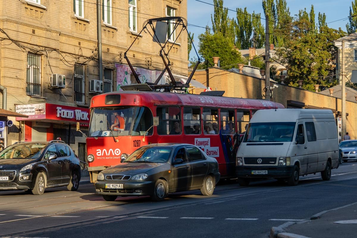 Из-за аварии затруднено движение Из-за аварии затруднено движение