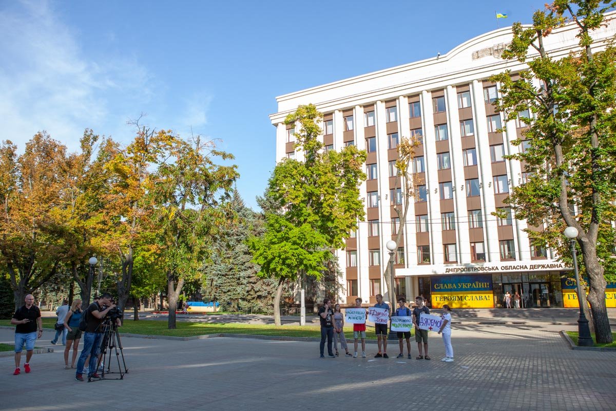 Шесть человек собрались для того, чтобы показать - Днепр благодарен Шесть человек собрались для того, чтобы показать - Днепр благодарен