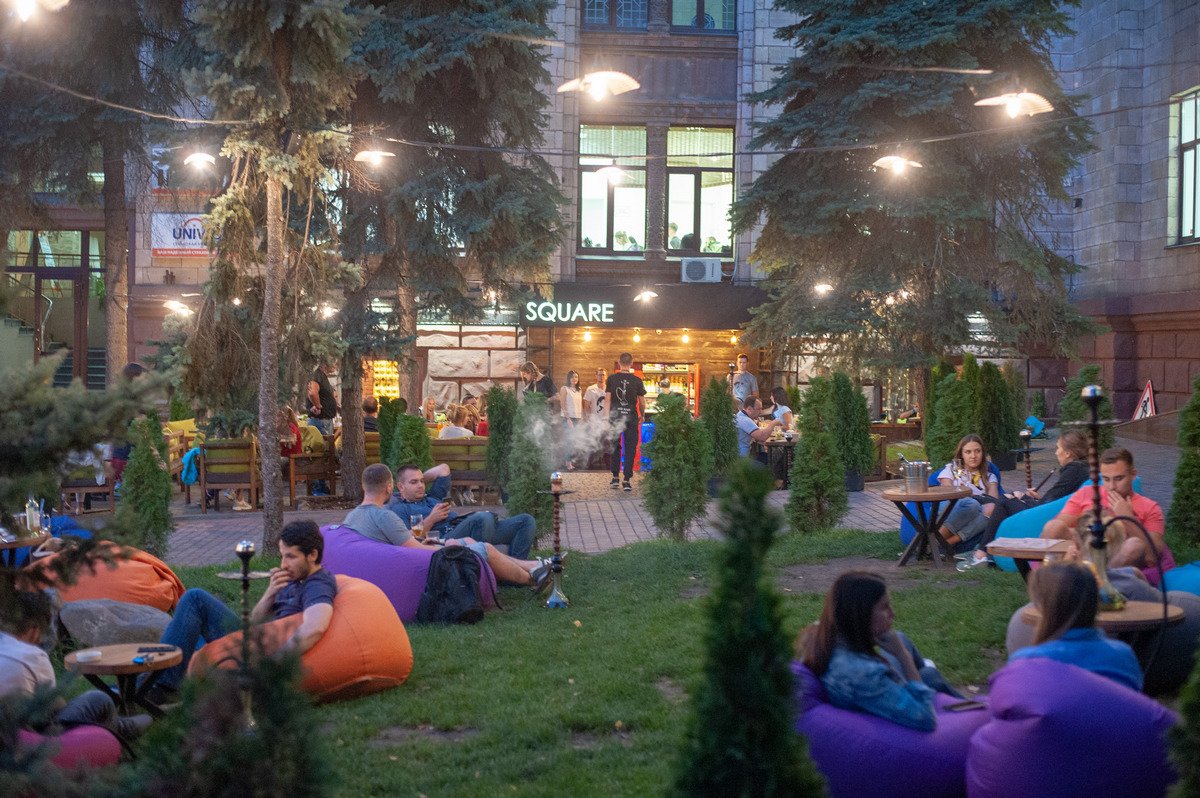 Уютная летняя площадка в самом центре города Уютная летняя площадка в самом центре города