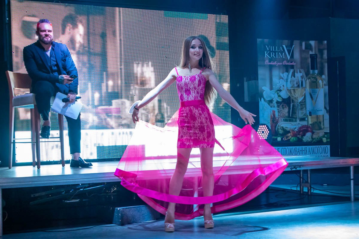 Броские наряды привлекли внимание гостей 