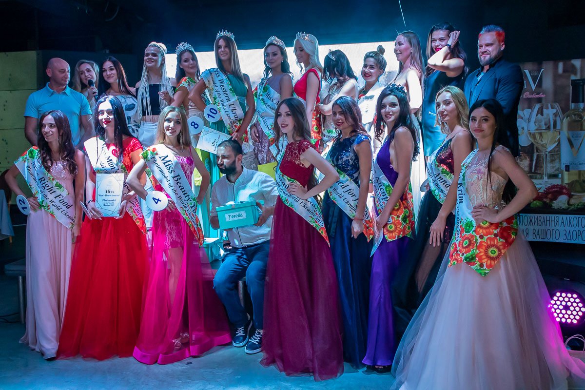 Каждая из девушек эффектна по-своему