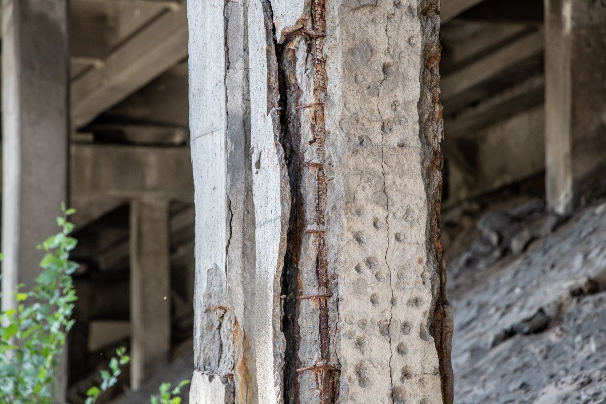 Опоры постепенно разрушаются 