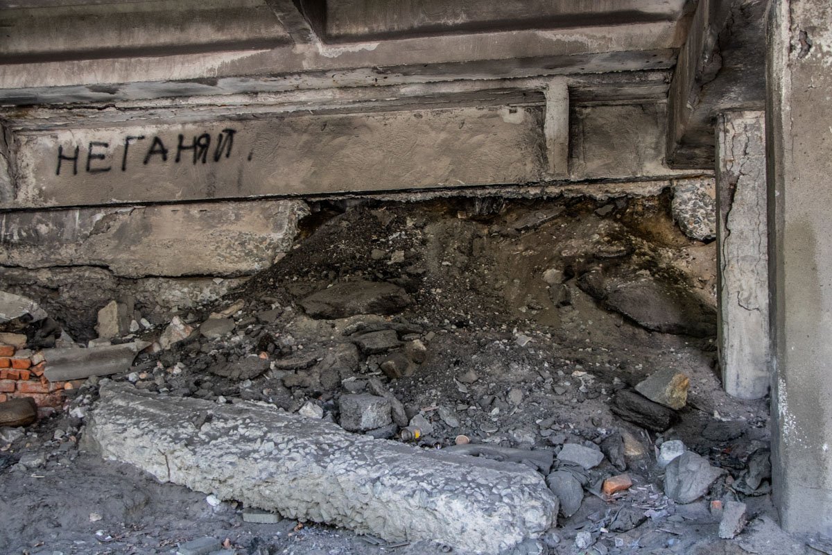 Обломки лежат под мостом 