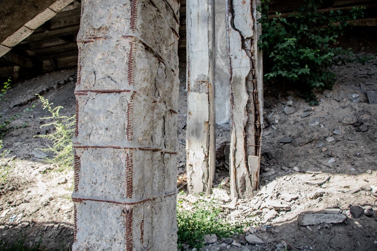 Городские власти заявляют, что если не начать ремонтировать мост, в скором времени он может обрушиться 