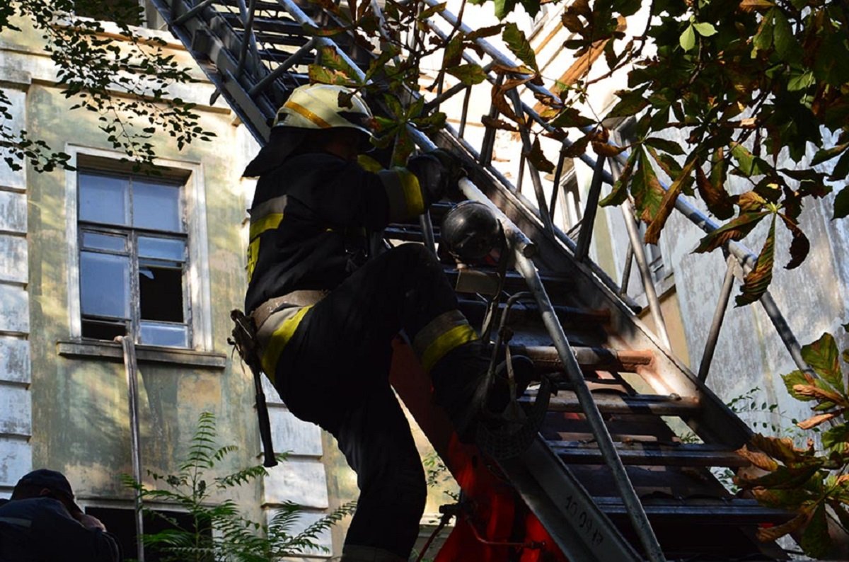 В Днепре на улице Бородинской горело заброшенное здание В Днепре на улице Бородинской горело заброшенное здание