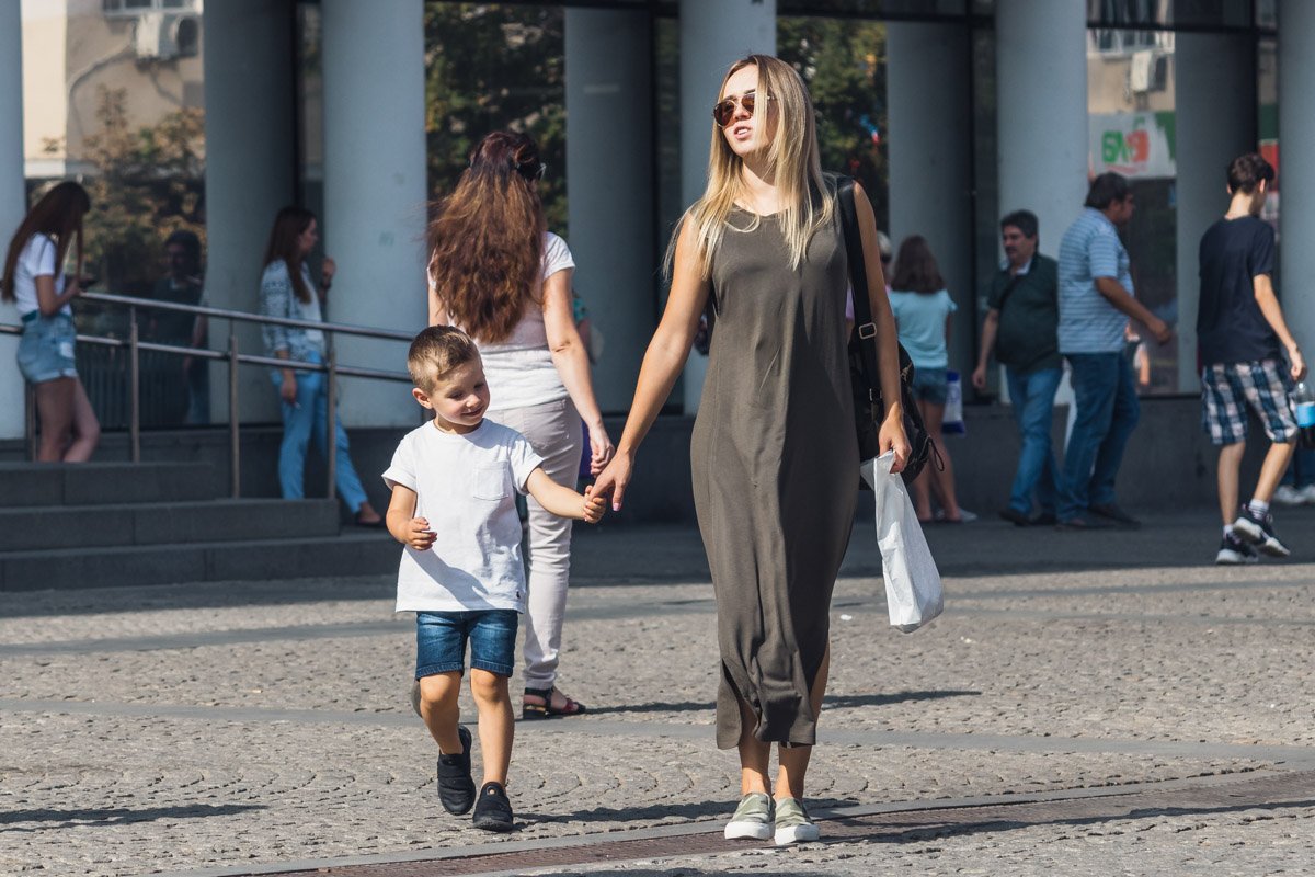 Эх, тут школьники и их родители выглядят еще беззаботными...