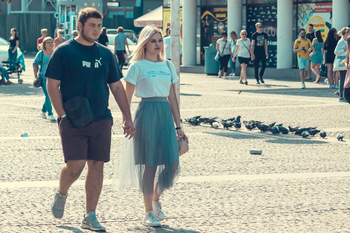 Романтика и голуби на фоне