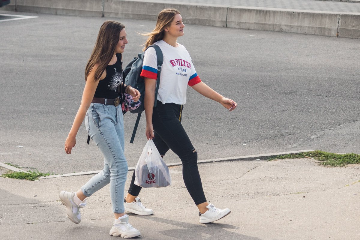 С парочкой бургеров и крылышек в пакете мир кажется лучше