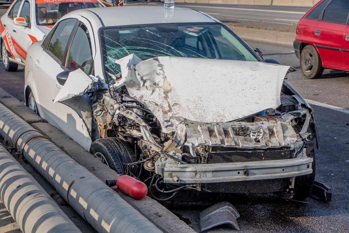 Легковой автомобиль сильно поврежден Легковой автомобиль сильно поврежден