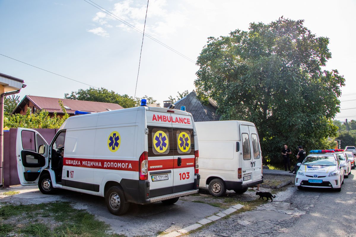 Во дворе дома нашли женщину, которую буквально забили топором Во дворе дома нашли женщину, которую буквально забили топором