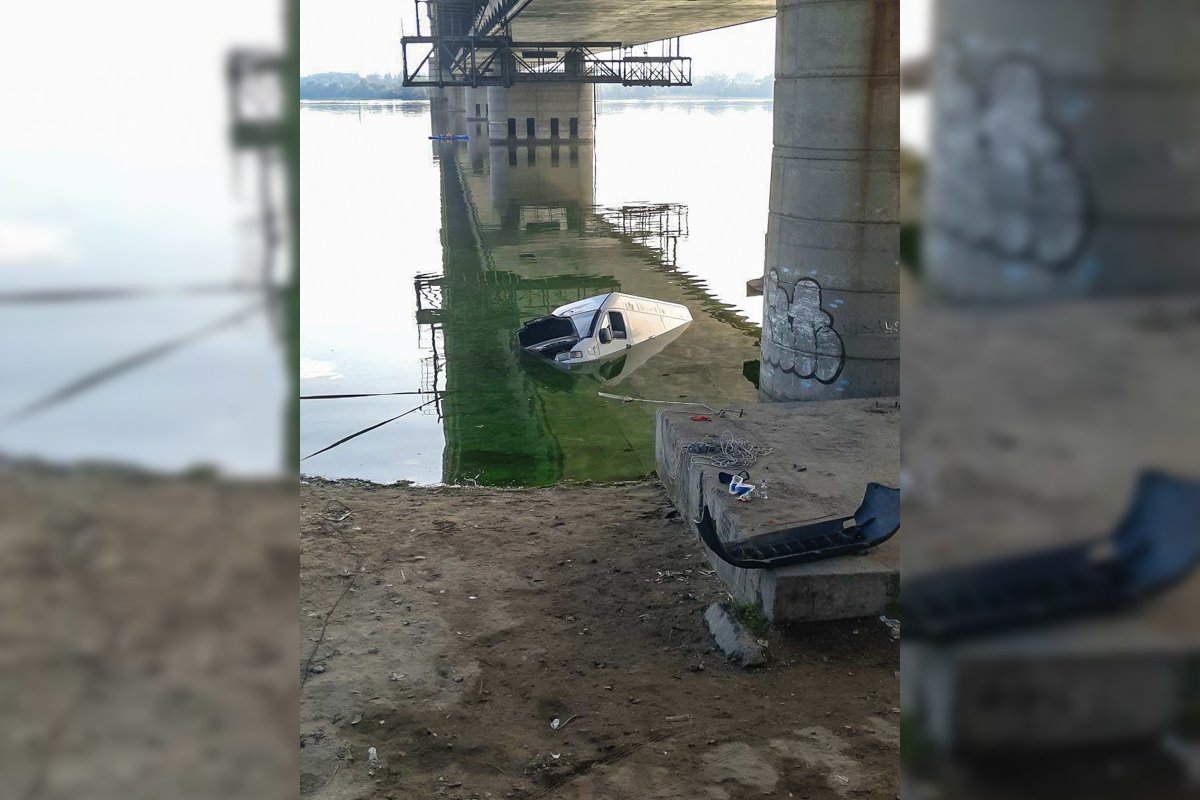 Автомобиль покатился в реку в районе Южного моста Автомобиль покатился в реку в районе Южного моста