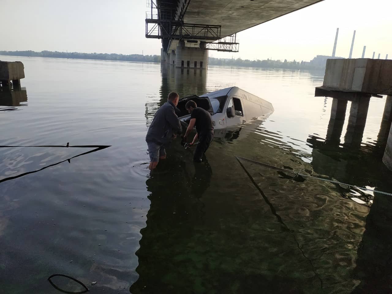 Автомобиль удалось достать из воды Автомобиль удалось достать из воды