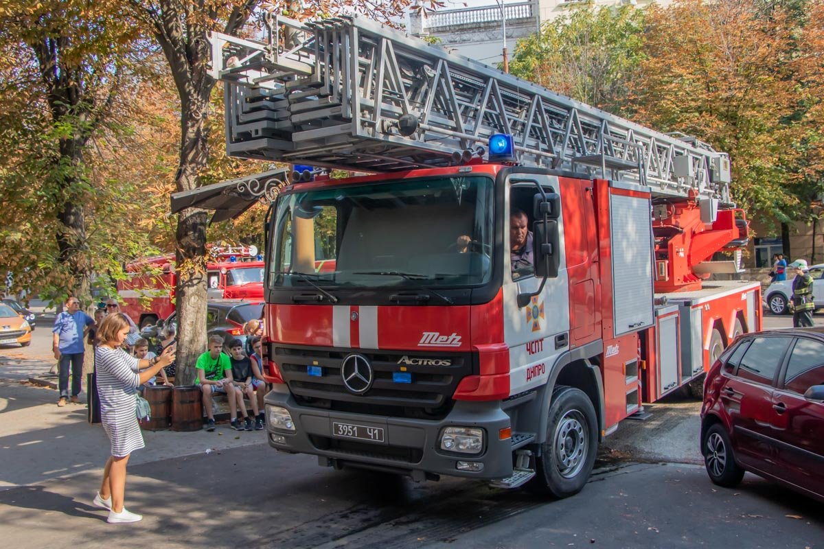 На месте работали сразу несколько пожарно-спасательных бригад На месте работали сразу несколько пожарно-спасательных бригад