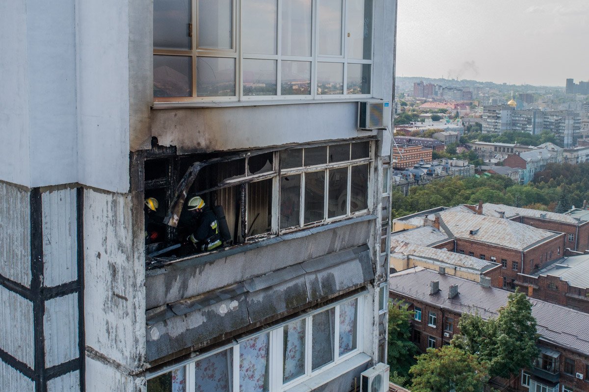 Полицейские и спасатели вынесли пожилого мужчину из горящего дома Полицейские и спасатели вынесли пожилого мужчину из горящего дома