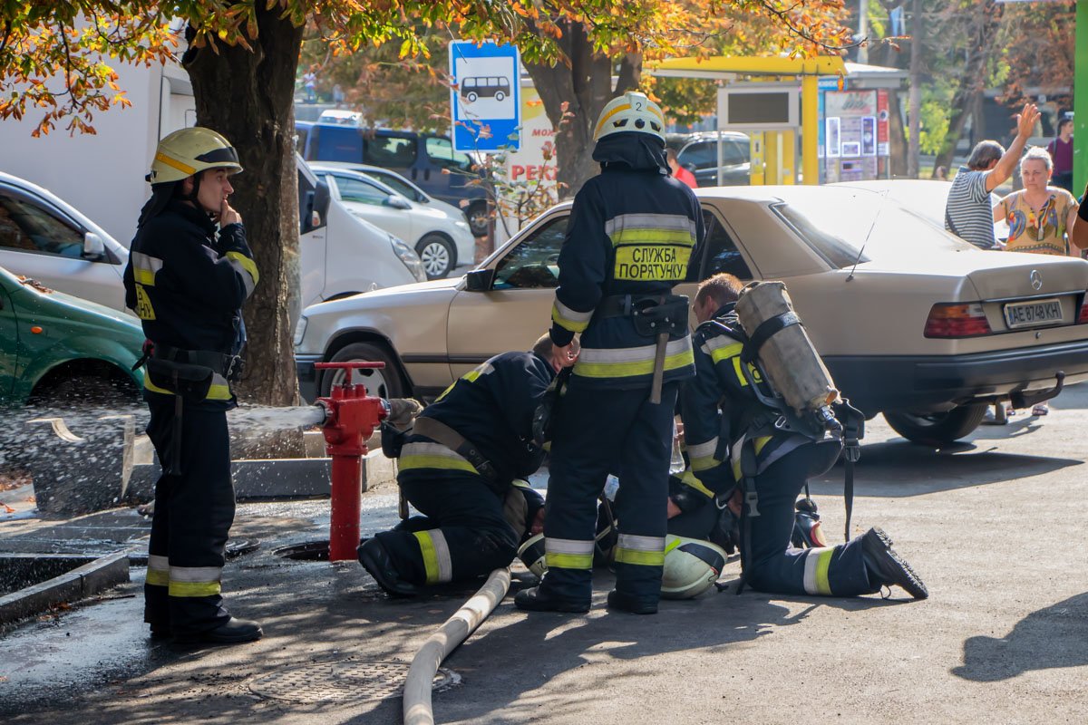 Внутри горящей квартиры находился пенсионер Внутри горящей квартиры находился пенсионер