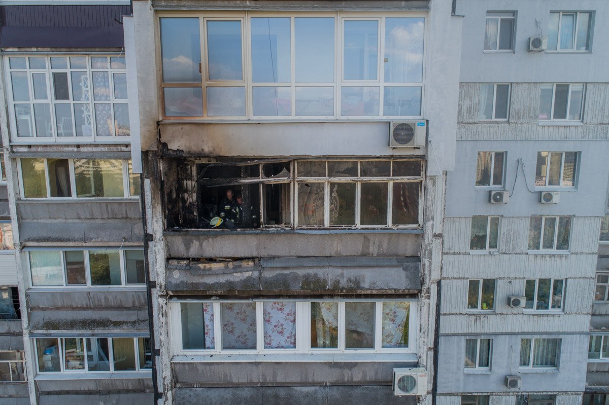 Спасатели тушили квартиру более часа Спасатели тушили квартиру более часа