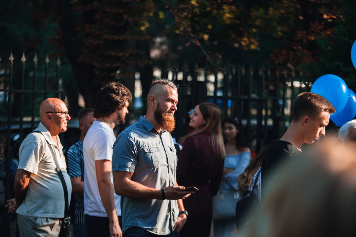 Что делать, если с тобой хотят познакомиться все старшеклассницы, а ты чей-то папа