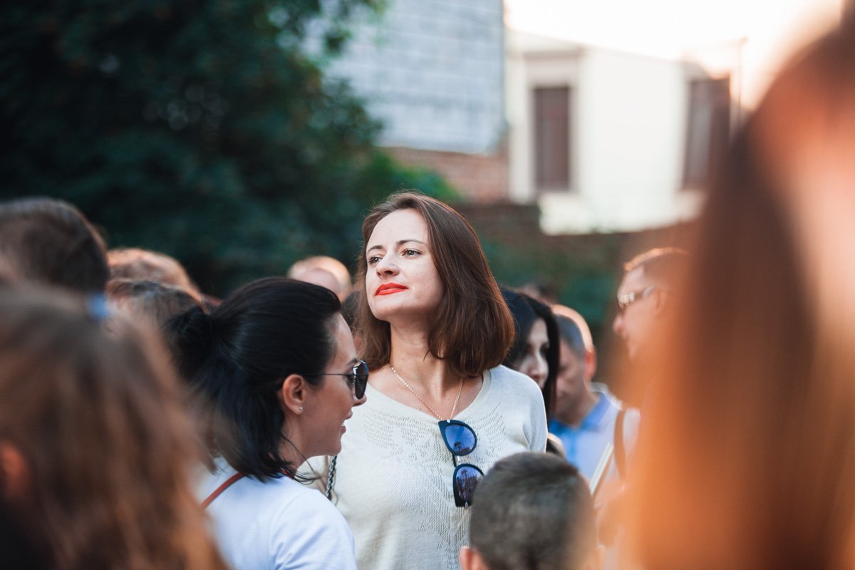 Кто там пришел не в школьной форме?