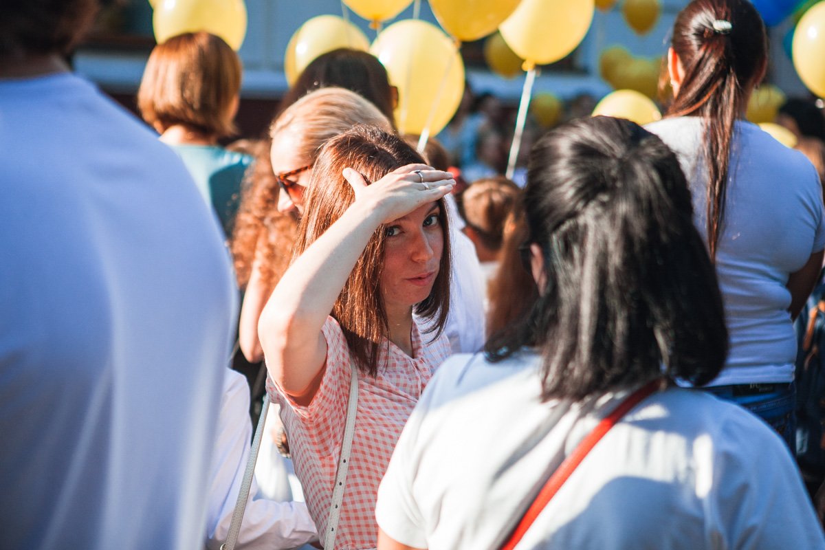 Стоять все утро под солнцем? Нет, совсем не жарко