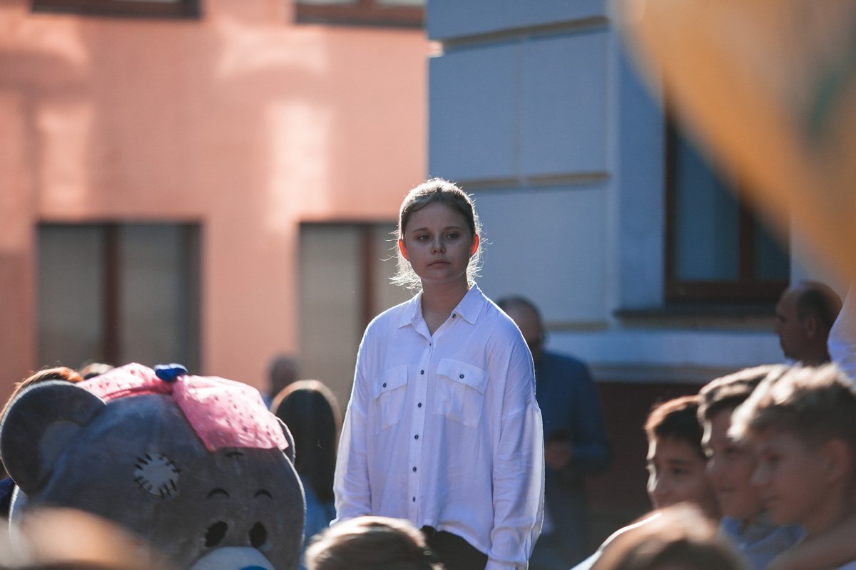 Смотрит вслед ушедшему лету