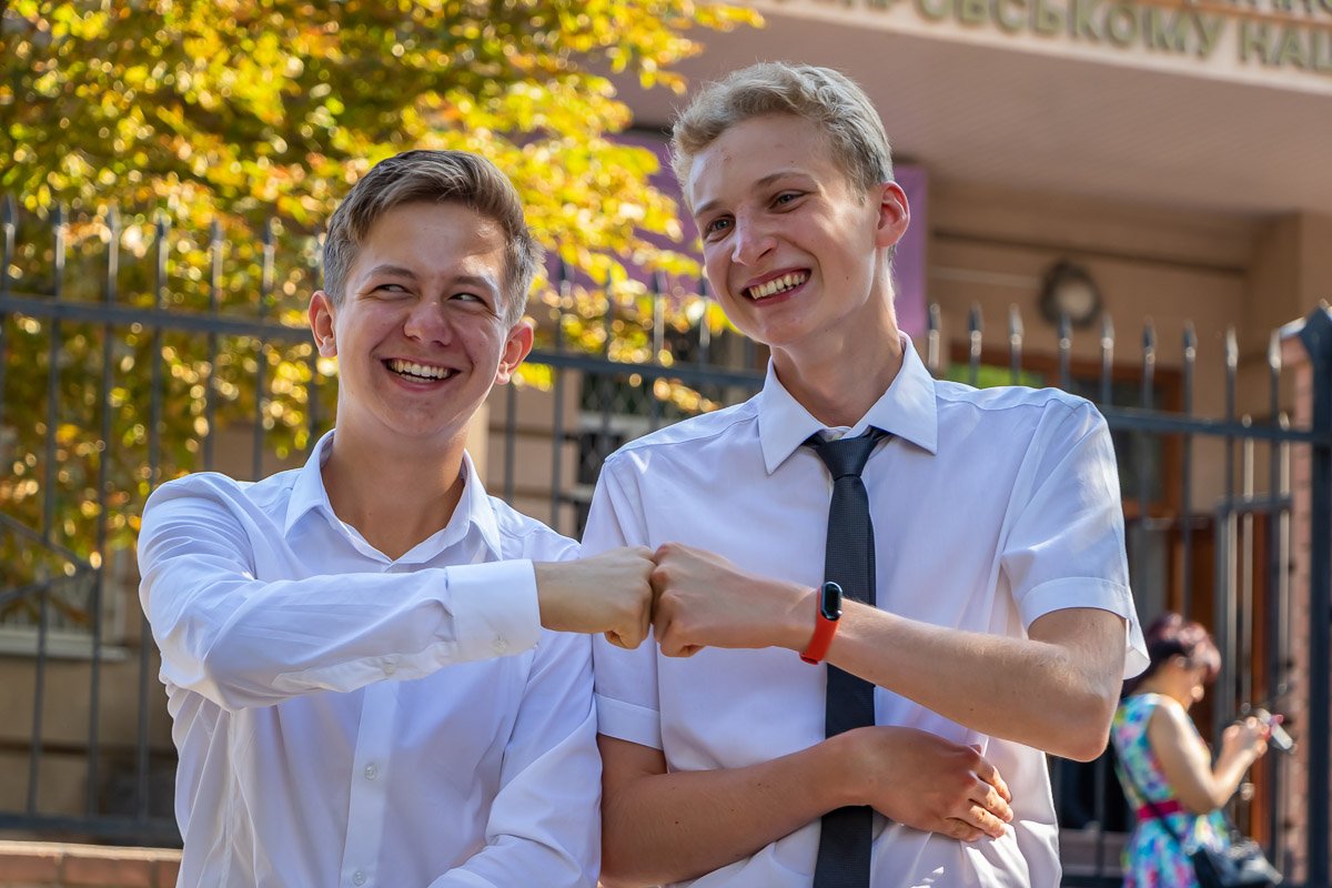 Сидеть на задней парте и списывать у Машки!