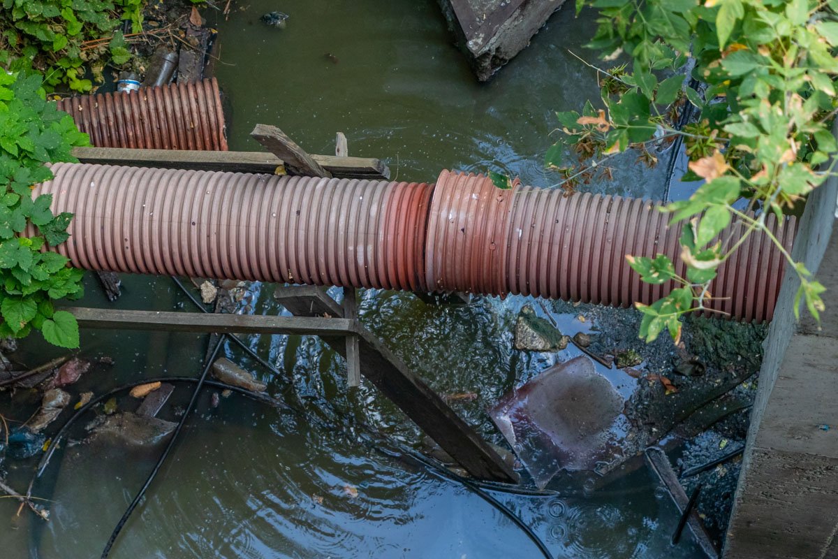 В Днепре на проспекте Поля во дворе новостройки текут нечистоты В Днепре на проспекте Поля во дворе новостройки текут нечистоты
