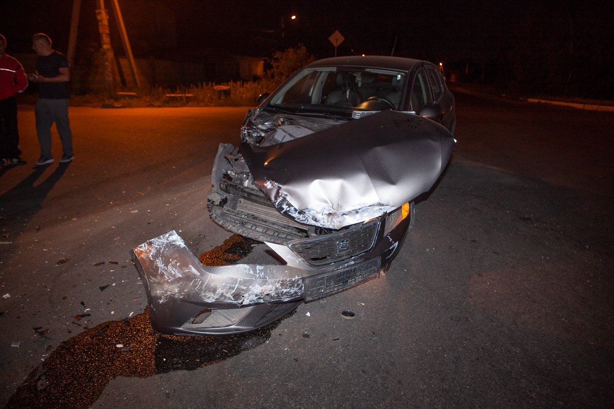 От удара микроавтобус встал на два колеса, но водитель смог удержать автомобиль и заехал на газон частного дома От удара микроавтобус встал на два колеса, но водитель смог удержать автомобиль и заехал на газон частного дома