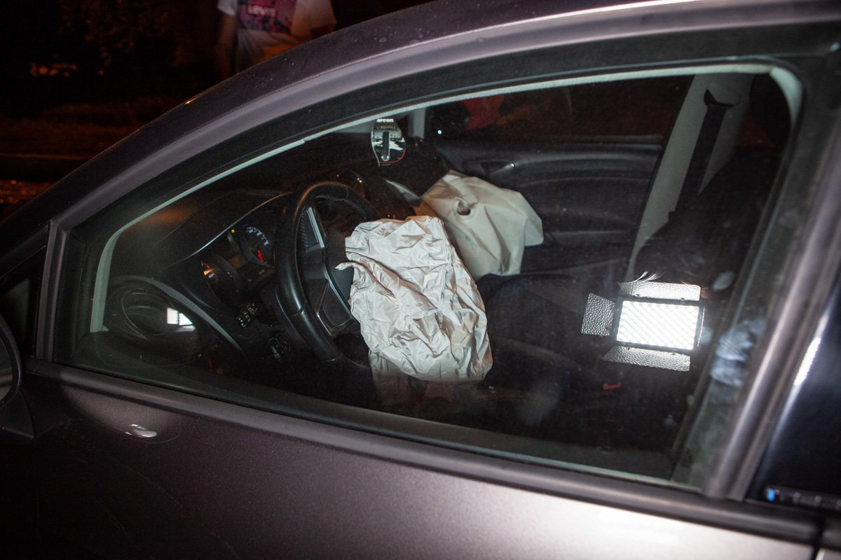 У легковушки сработали все подушки безопасности У легковушки сработали все подушки безопасности