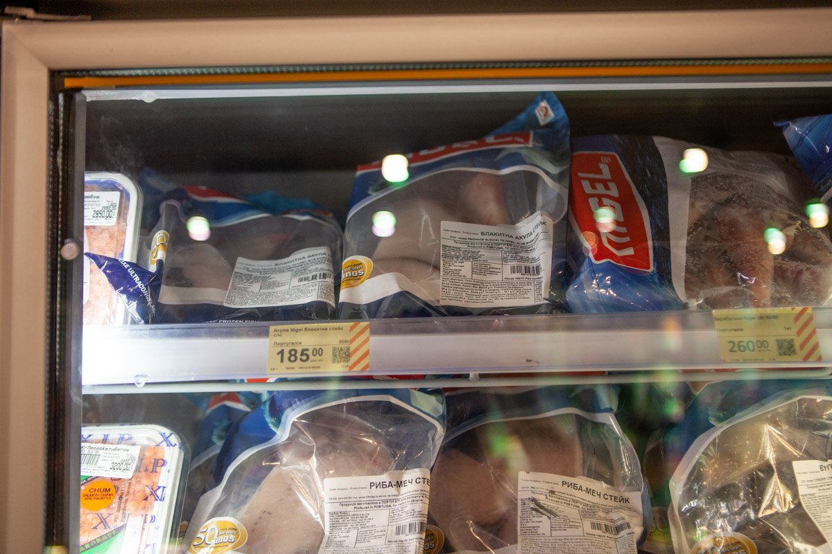 Это связано с тем, что в этих магазинах продают мясо голубой акулы, которая занесена в Международную Красную книгу Это связано с тем, что в этих магазинах продают мясо голубой акулы, которая занесена в Международную Красную книгу