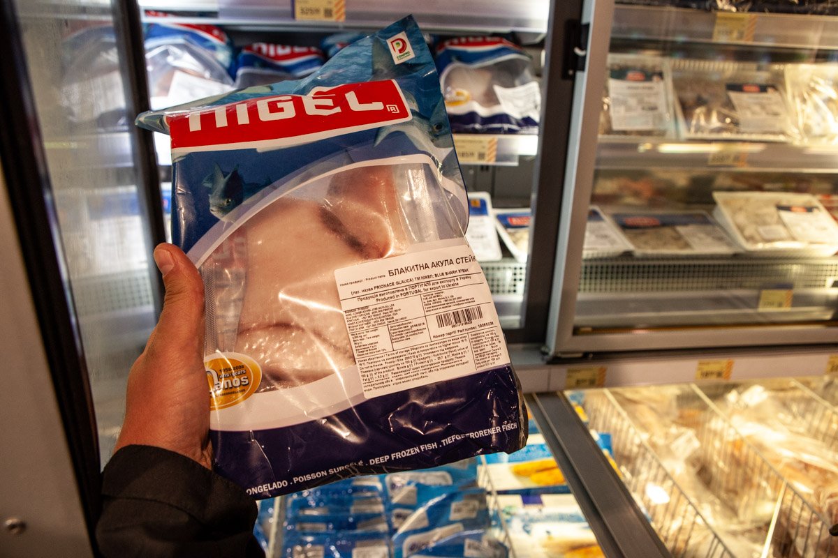 В отделе морепродуктов, на полке обнаружили много упаковок замороженного мяса изготовленного в Португалии В отделе морепродуктов, на полке обнаружили много упаковок замороженного мяса изготовленного в Португалии