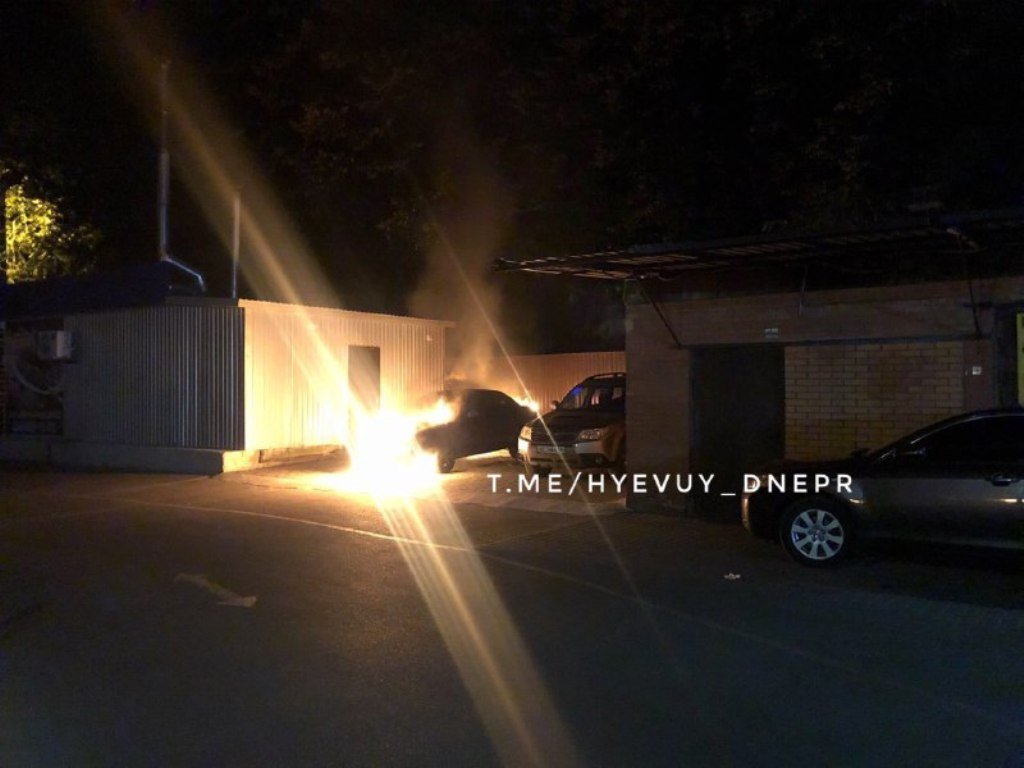 Огонь повредил моторный отсек и салон автомобиля