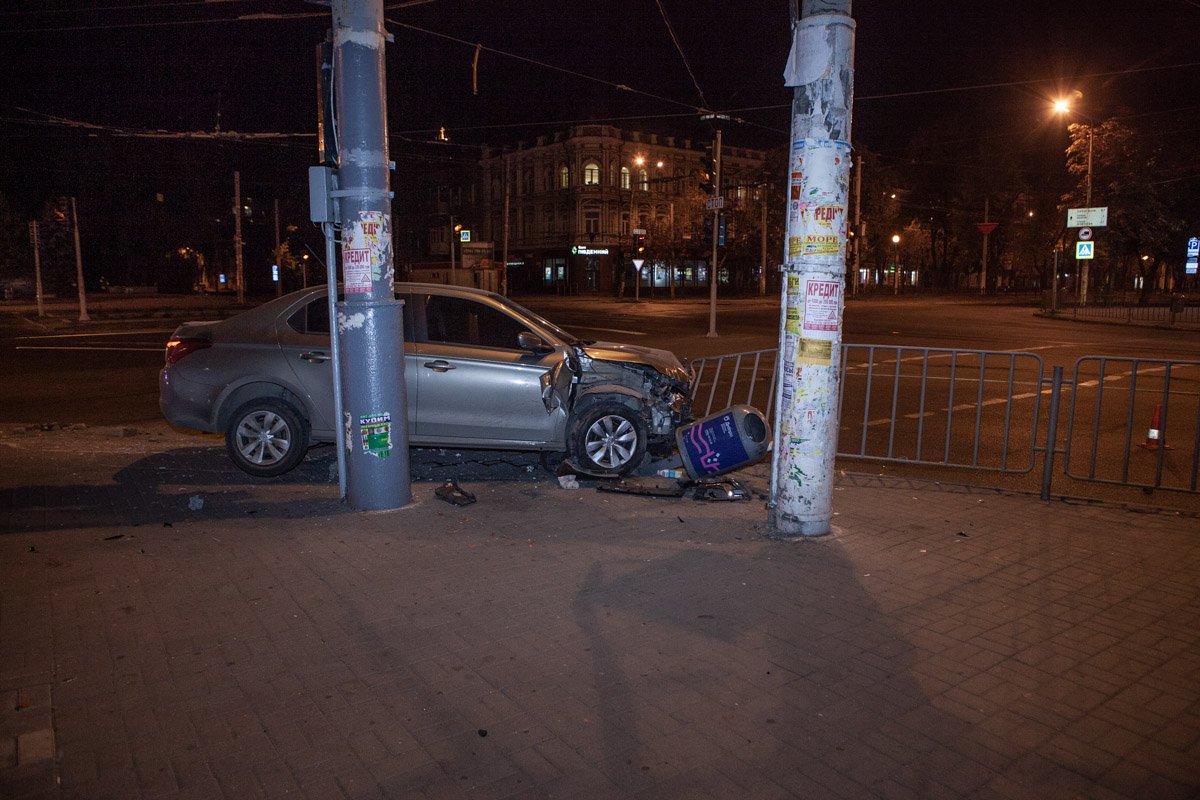 Автомобиль Citroen C-Elysee снес оградительный забор и выехал на тротуар