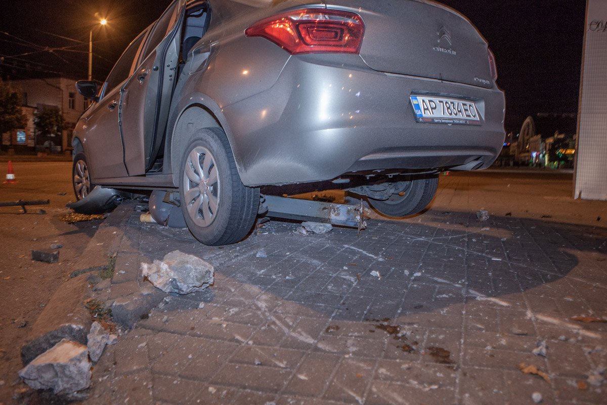 Автомобиль снес две урны и остановился на одной из них